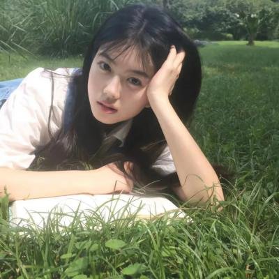 出墙红杏两家春